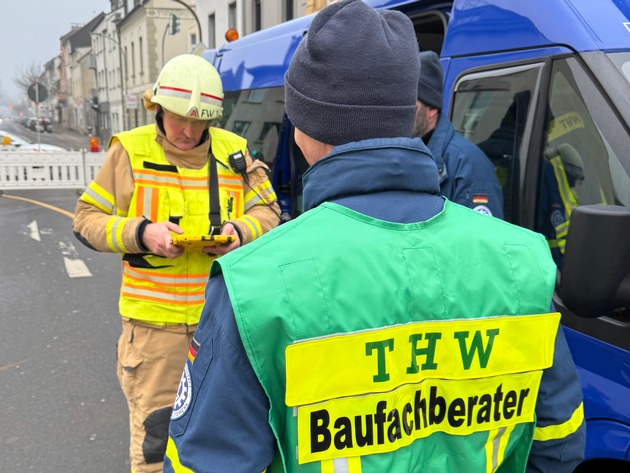 FW-GL: Räumung eines einsturzgefährdeten Hauses an der Odenthaler Straße in der Stadtmitte von Bergisch Gladbach