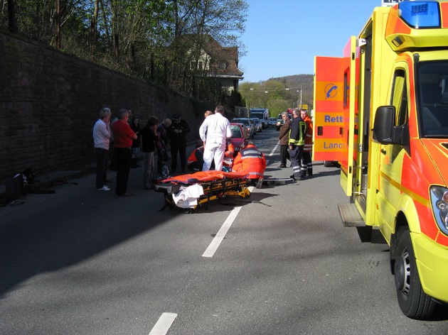 POL-HOL: Bundesstraße 83 - Ortsdurchfahrt Bodenwerder: Auffahrunfall auf Krad: Fahrer schwer -  Soziusfahrerin leicht verletzt