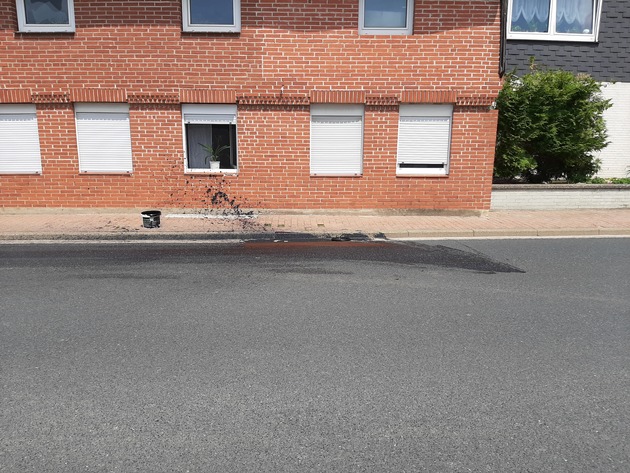POL-HI: Polizei Alfeld - Sachschaden durch einen im fließenden Verkehr verlorenen Eimer mit flüssigem Bitumen (Dachlack) in Duingen