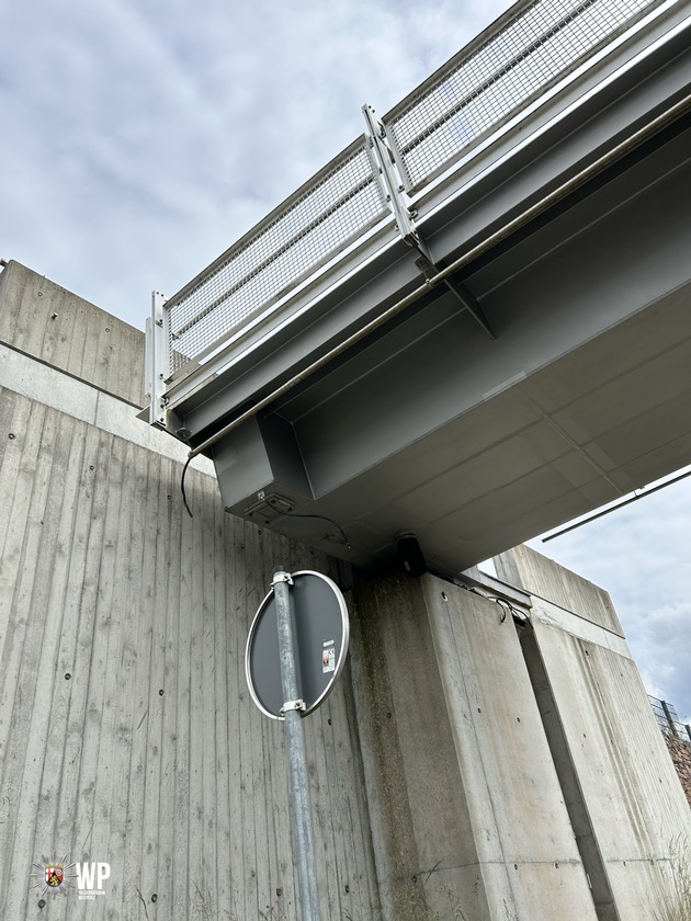 POL-PPWP: Lkw rammt Fußgängerbrücke - Bundesstraße gesperrt