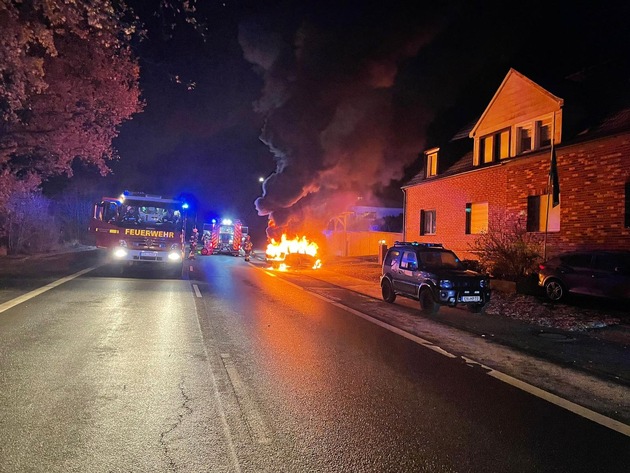 FW-EN: Wieder nächtlicher Einsatz für die freiwillige Feuerwehr Fahrzeug brennt in voller Ausdehnung