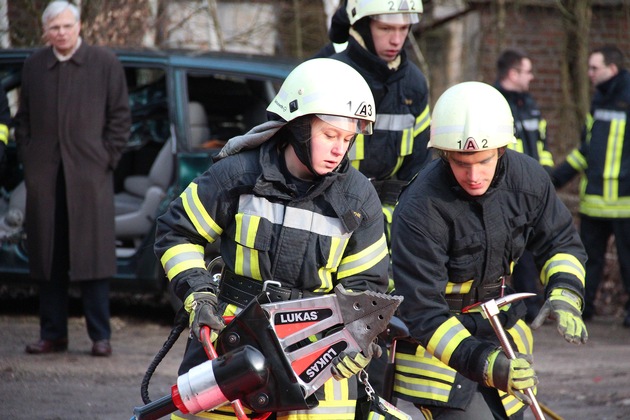 FW-GL: Grundausbildungslehrgänge 2017 der Feuerwehr Bergisch Gladbach endeten mit Prüfung - 13 neue Feuerwehrfrauen und -männer für Bergisch Gladbach