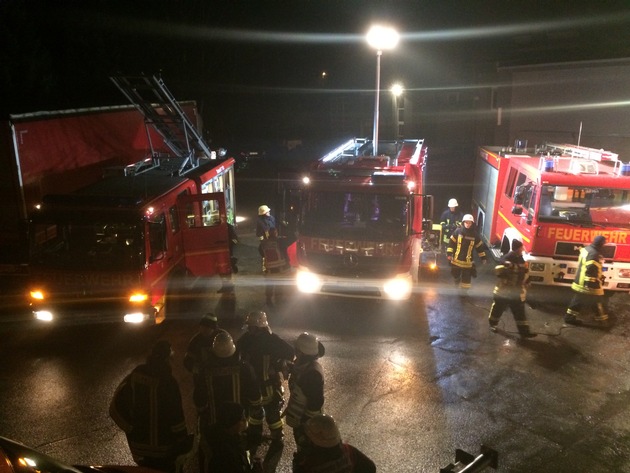 FW-Stolberg: Brand einer Lagerhalle mit Kfz-Werkstatt in voller Ausdehnung / Feuerschein in einer Fabrikhalle