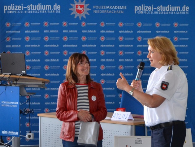 POL-AK NI: &quot;Omas&quot; besuchen die Polizeiakademie Niedersachsen