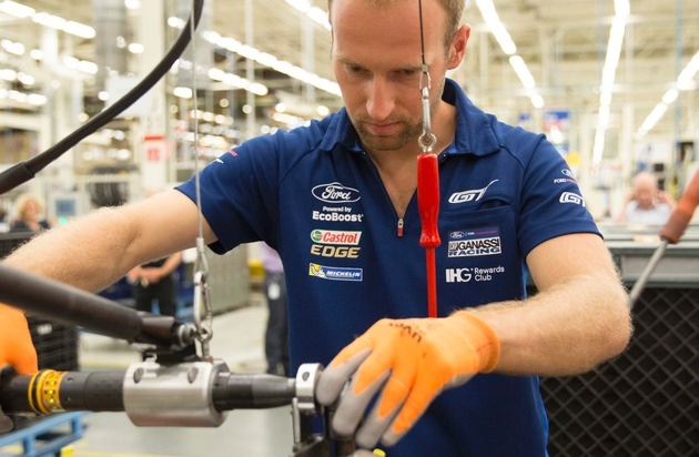 Ford-Werke GmbH: 27-millionster Motor läuft im Ford-Werk in Köln vom Band: Ford GT-Rennfahrer Stefan Mücke baut zum Jubiläum mit (FOTO)