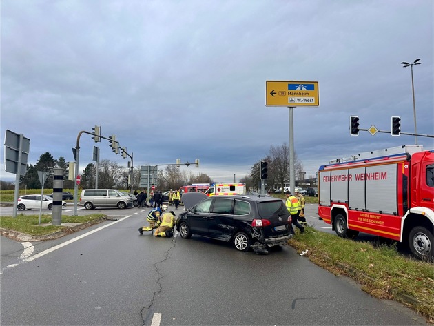 FW Weinheim: Wieder Verkehrsunfall auf der B38 Kreuzung Viernheimer Straße
