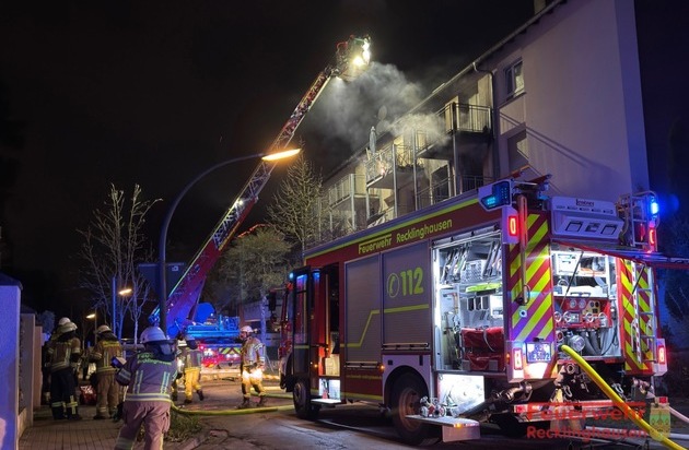 FW-RE: Wohnungsbrand in voller Ausdehnung - zwei schwer verletzte Personen, zwei leicht verletzte Personen