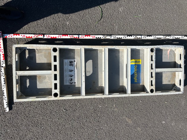 POL-D: Meldung der Autobahnpolizei - A 3 bei Hünxe - Fahrzeugteile auf der Autobahn - Zehn beschädigte Fahrzeuge - Verdacht der Verkehrsunfallflucht - Polizei fahndet nach Fahrer