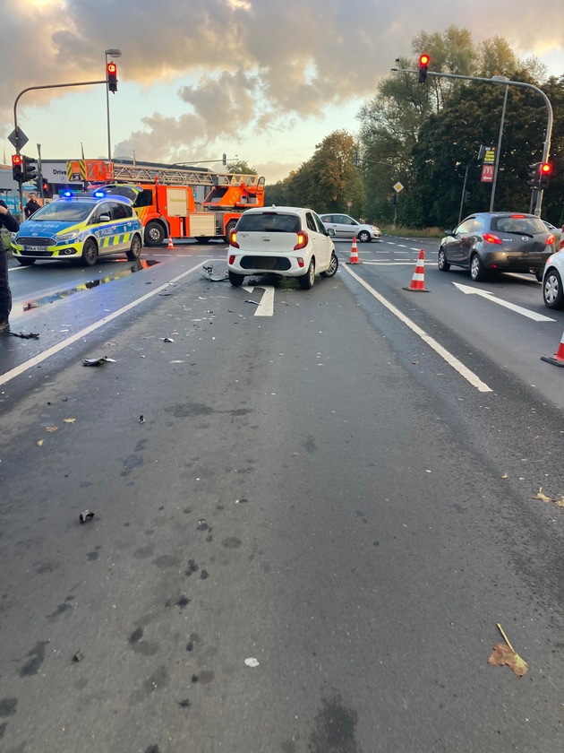 FW Bergheim: Zwei Verletzte nach Verkehrsunfall in Bergheim Besatzung eines Krankenwagens als Ersthelfer vor Ort - Landstraße teilweise gesperrt