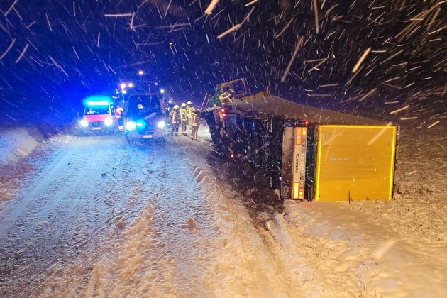 FW Helmstedt: Umgestürzter LKW auf Landstraße infolge Wintereinbruch