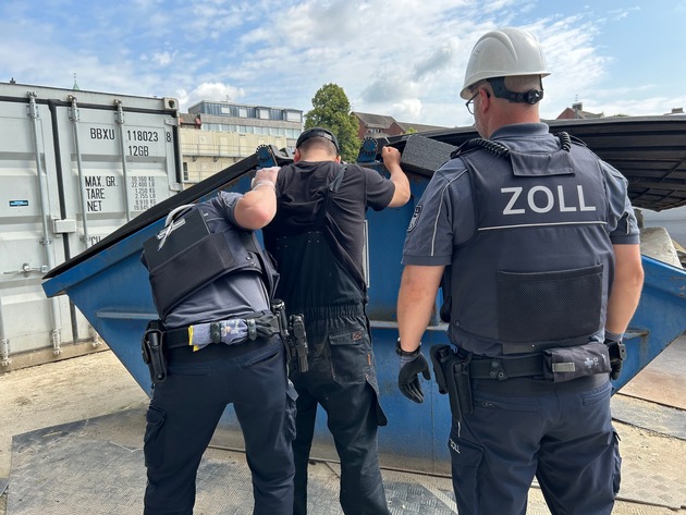 HZA-MS: Zoll kontrolliert Bauvorhaben in Rheine, Dülmen und Münster / Mehr als jeder fünfte Bauarbeiter auf Großbaustelle in Rheine illegal tätig
