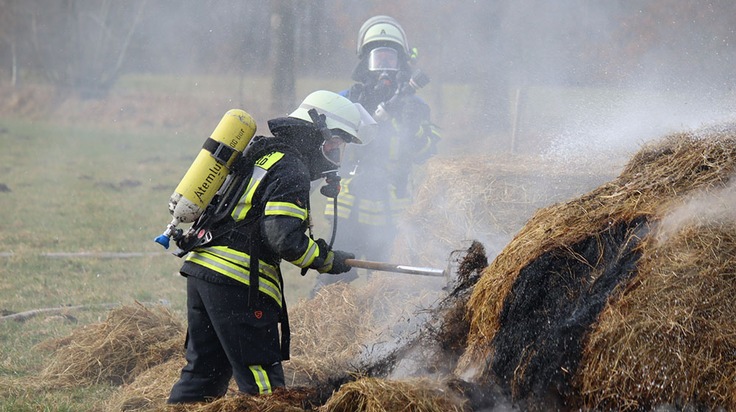 FW-SE: Rundballenbrand in Struvenh&uuml;tten