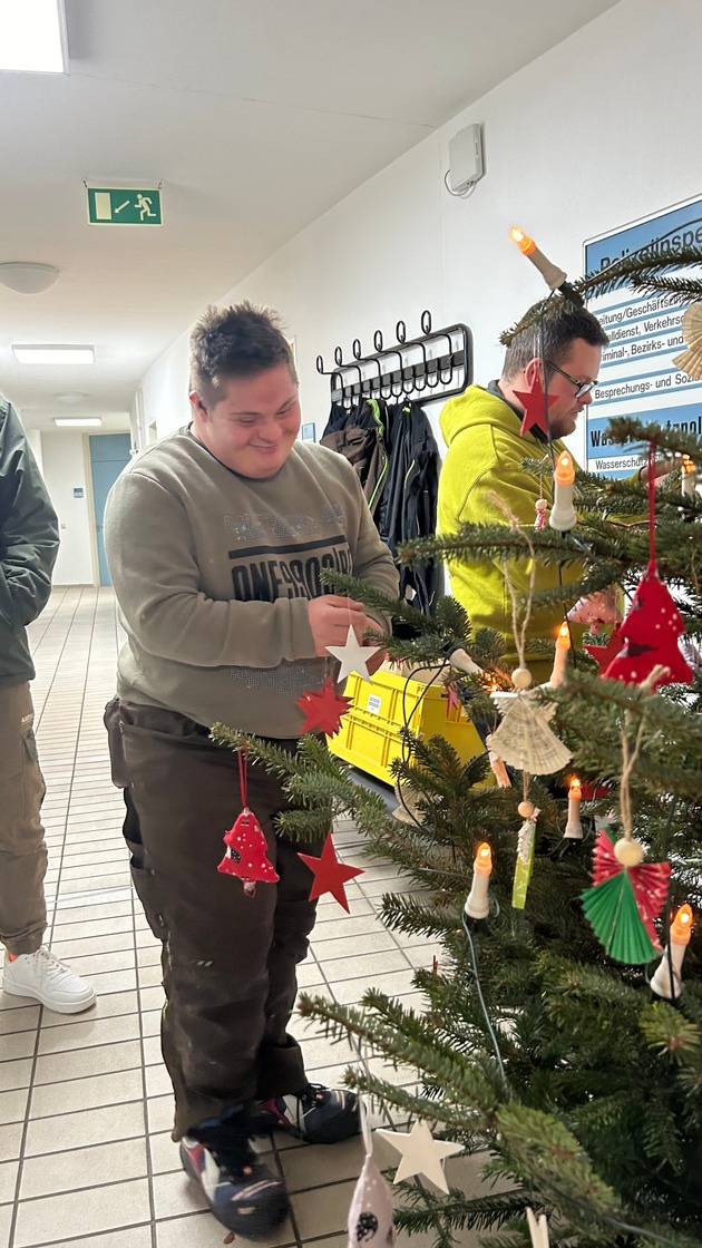 POL-PDMY: Weihnachtsbaumschmück-Tradition bei der Polizei Cochem