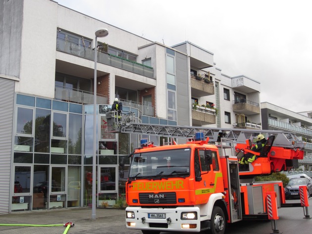 FW-MH: Zimmerbrand mit verletzter Person