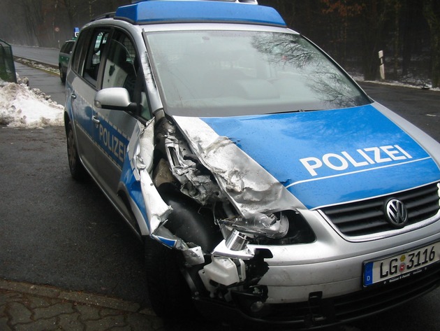 POL-WL: Lkw-Rad löste sich und prallte auf zwei entgegenkommende Fahrzeuge/ durch Glück keine Verletzten