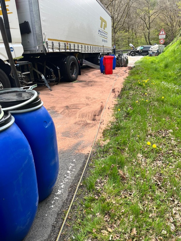 FW VG Asbach: Verkehrsunfall zwischen LKW und PKW auf der L255 / eine Person schwerverletzt