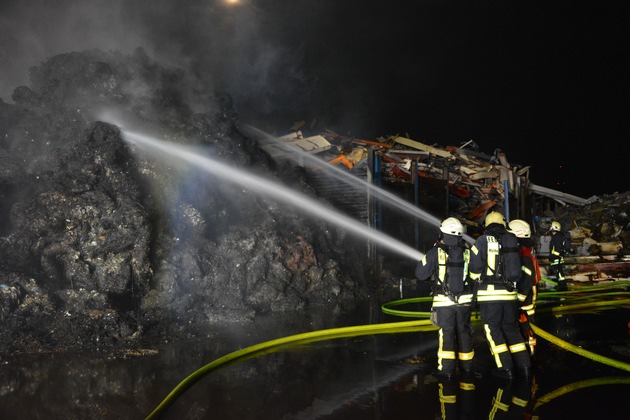 FW-MH: In Metallrecycling-Betrieb brannten 700 Kubikmeter Metall- und Kunststoffabfälle