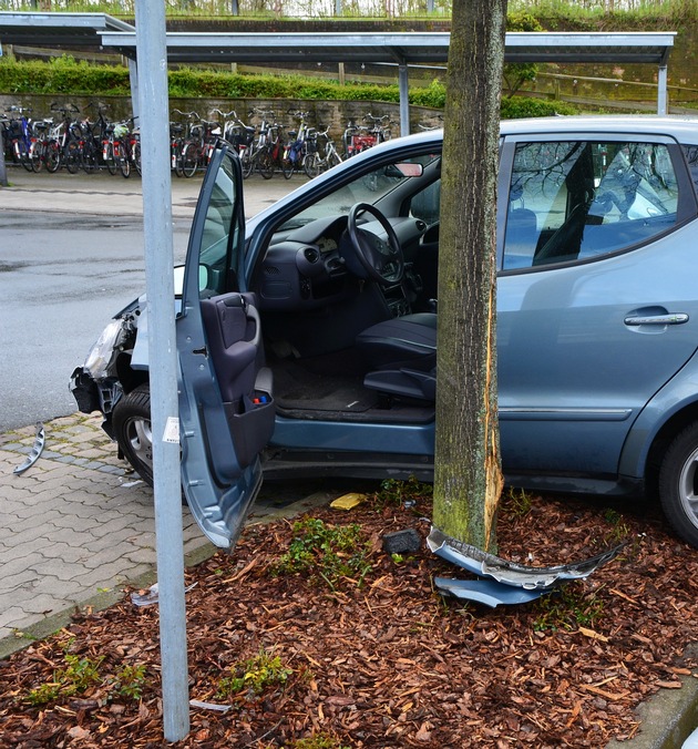 POL-HM: Bremse mit Gas verwechselt - Pkw prallt gegen Baum