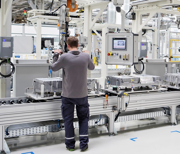 SKODA AUTO startet Komponentenfertigung für Elektrofahrzeuge des Volkswagen Konzerns (FOTO)