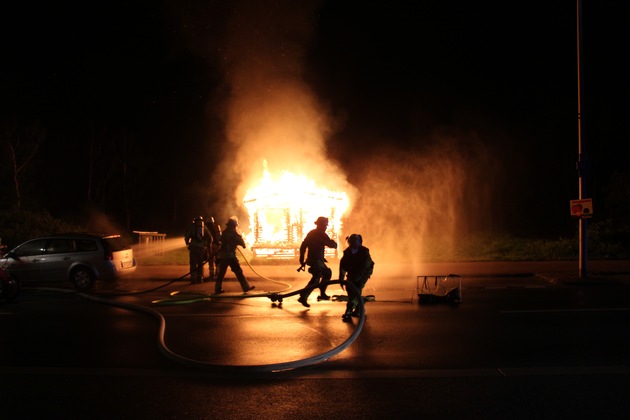 POL-DU: Rumeln-Kaldenhausen: Erdbeerstand brennt lichterloh - Polizei sucht Zeugen