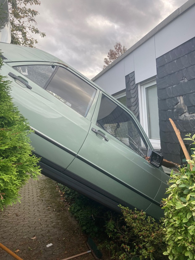 POL-ME: Kurioser Unfall: Auto durch Garagenwand geschoben - 2509019