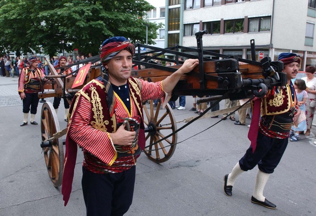 &#039;Steig Auf&#039; - Die Geschichte der Feuerwehrleiter Historischer Corso durch die Ulmer Innenstadt - 06.07.2003 ---Sperrfrist 15 Uhr---