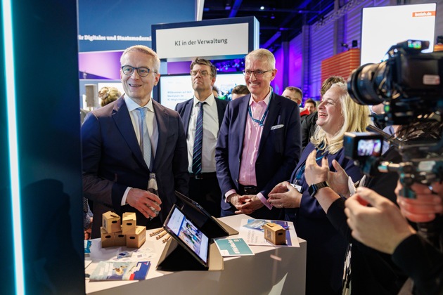 55 Millionen Bürger können sich digital ummelden / 2.000 Meldebehörden in ganz Deutschland bieten elektronische Wohnsitzanmeldung an / Bundesminister Wildberger: &quot;Vorbildcharakter&quot;