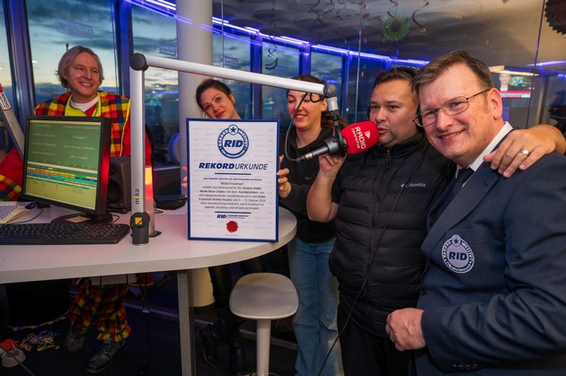 Mehr als 132 Stunden – Radio Frankfurt holt RID-Weltrekord für »längste Radio-Musik-Show (Team)« mit »Fun Marathon vom 8. – 13. Februar aus den »Radio Frankfurt Skyline Studios«