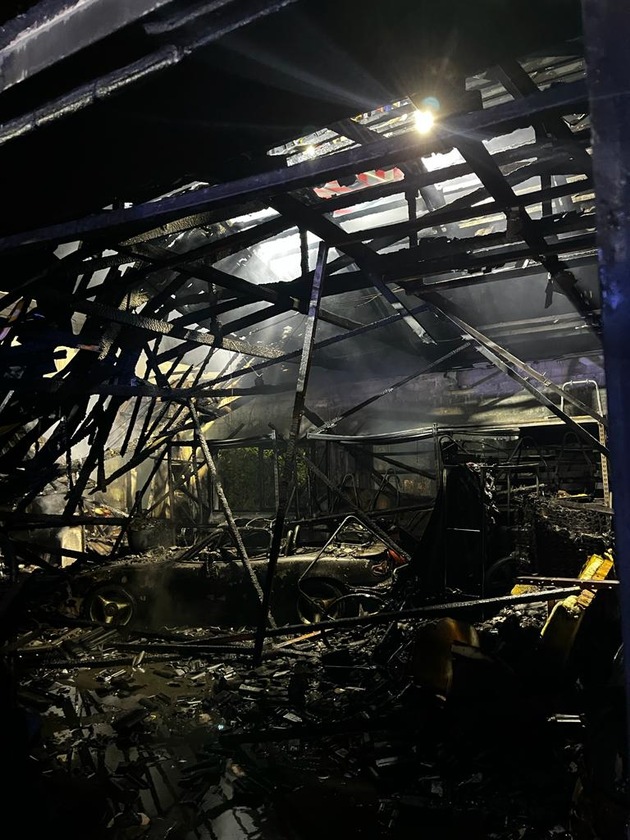 FW-GL: Brand in einer Gewerbehalle in Bergisch Gladbach-Frankenforst