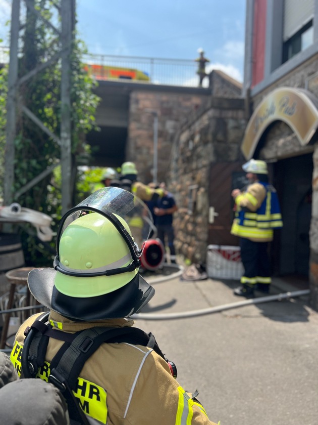 FW Weinheim: Brand im Keller in der Mannheimer Straße