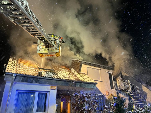 FW-Lohmar: Feuer in Wohnhaus sorgt für Großeinsatz der Freiwilligen Feuerwehr Lohmar