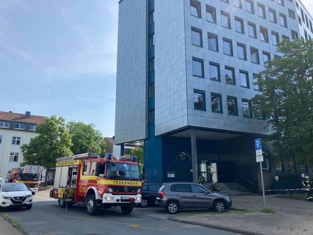 FW-EN: Feuerwehreinsatz im Finanzamt Hattingen und Gasaustritt aus Flüssiggastank