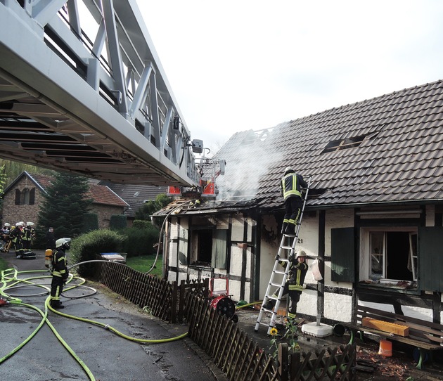 FW-BN: Eine verletzte Person nach Wohnungsbrand