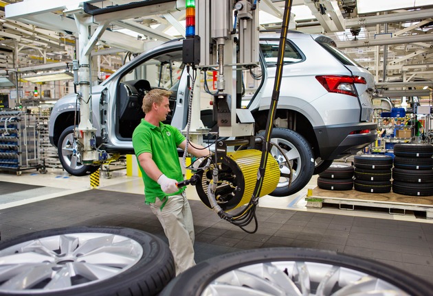 SKODA AUTO startet Serienproduktion des neuen Kompakt-SUV KAROQ im Werk Kvasiny (FOTO)