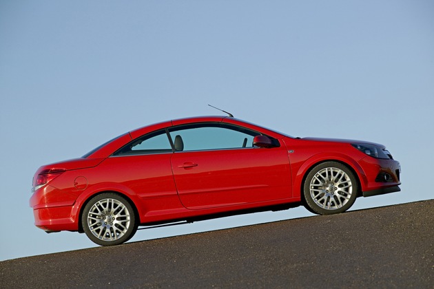 Das Coupé unter den Cabrios ist ab sofort bestellbar / Neuer Astra TwinTop: Luxus zum Basispreis