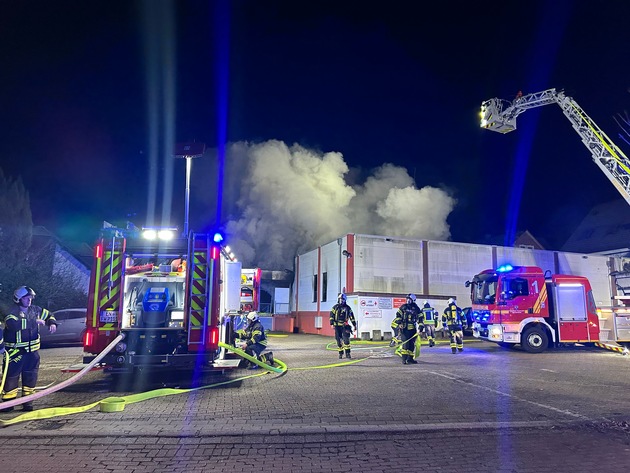 FW-EN: Abschlussmeldung: Brand in Möbellager - Über 100 Einsatzkräfte bei Großbrand vor Ort
