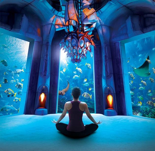 „Namaste&quot; aus dem Atlantis, The Palm: Kostenfreier Unterwasser-Yoga-Livestream aus dem Lost Chambers Aquarium am International Yoga Day