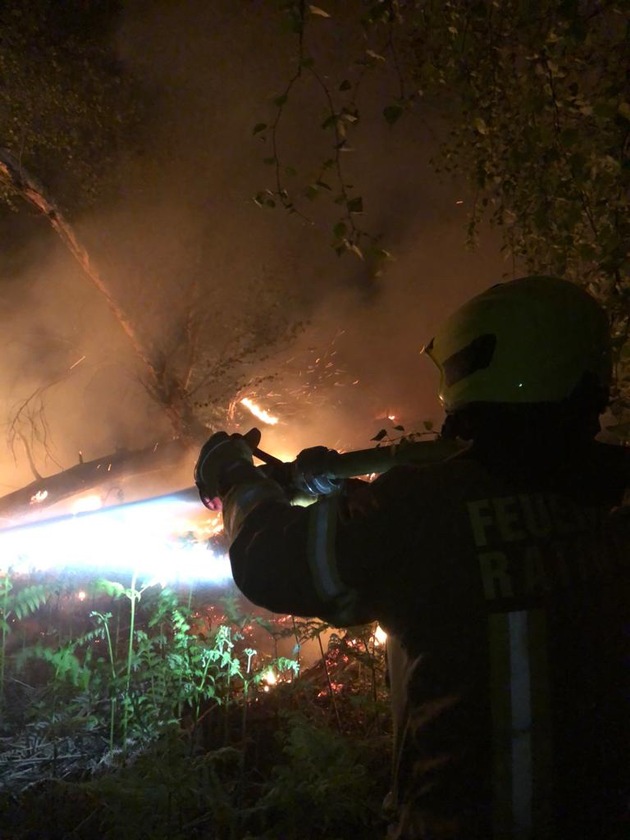 FW Ratingen: Größerer Waldbrand in unzugänglichem Gelände - Folgemeldung