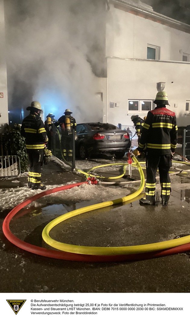 FW-M: Fahrzeug brennt in Garage (Perlach)