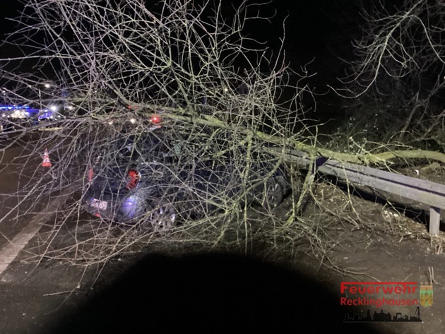 FW-RE: Feuerwehr Recklinghausen im Dauereinsatz - 40 Einsätze am Nachmittag