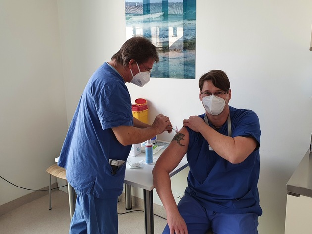 Pressemeldung Schön Klinik: Erste Mitarbeiter gegen Corona geimpft