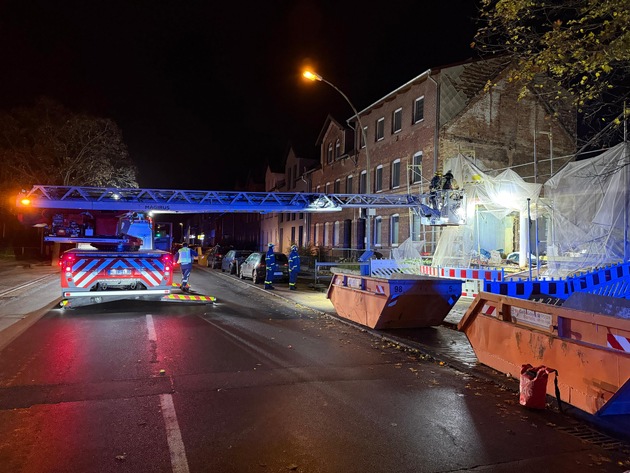 FW Helmstedt: Baugerüst drohte in Helmstedt umzustürzen - Feuerwehr und THW im Einsatz
