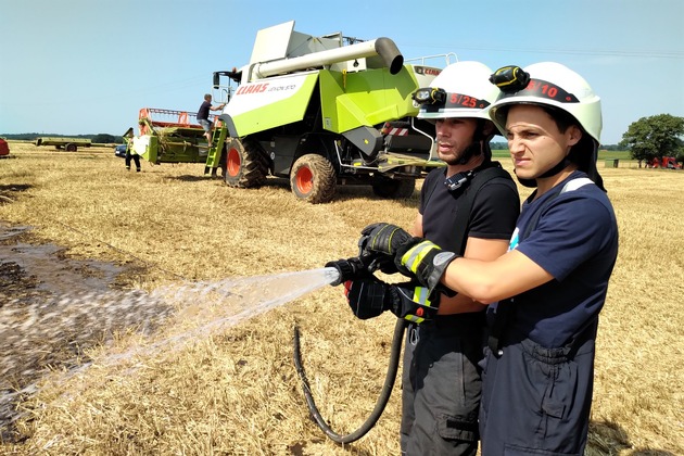 FW-KLE: Mähdrescher löst Feldbrand aus/ Feuerwehr bittet um Hilfe - Landwirte sollen Güllefässer mit Wasser bereitstellen