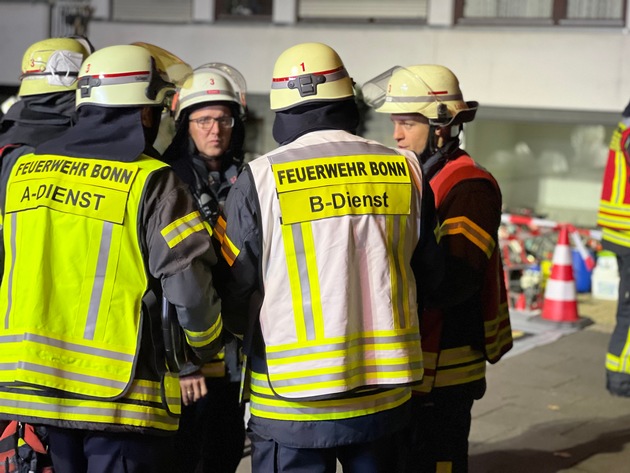 FW-BN: Rohreiniger löst Großeinsatz aus - Zwei verletzte Personen wurden ins Krankenhaus transportiert.