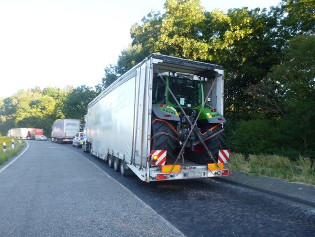 POL-LDK: Ladefläche (zu) voll ausgenutzt - Traktortransport so nicht statthaft