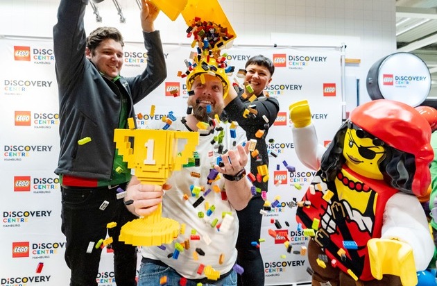 LEGO Discovery Centre Hamburg: Traumjob-Gewinner: Das LEGO® Discovery Centre Hamburg hat seinen "Master Model Builder" gefunden! Im Rahmen des großen "Brick Factor" Events setzte sich Stephan Krimpert gegen fünf Mitbewerbende durch