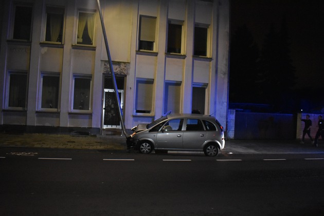 POL-MG: Verkehrsunfall unter Alkoholeinwirkung - zwei Männer schwer verletzt