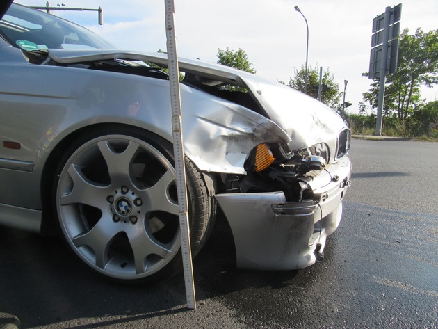 POL-ME: Zusammenstoß im Kreuzungsbereich fordert eine verletzte Person und erhebliche Verkehrsstörungen - Mettmann - 2108125