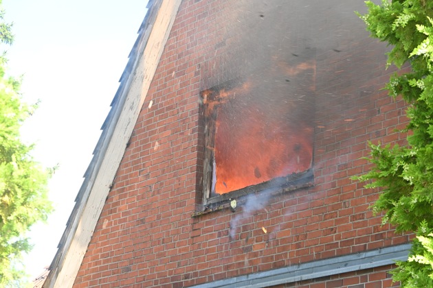 POL-STD: 70-jähriger Hausbewohner bei Feuer im Alten Land schwer verletzt