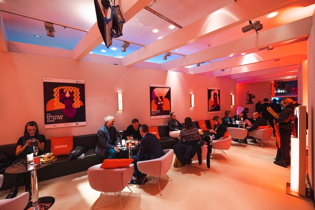 Campari feiert die Filmwelt in Berlin / Als offizieller Partner der 73. Internationalen Filmfestspiele Berlin kreierte Campari besondere Aperitif-Momente und brachte den Red Carpet an die Bar